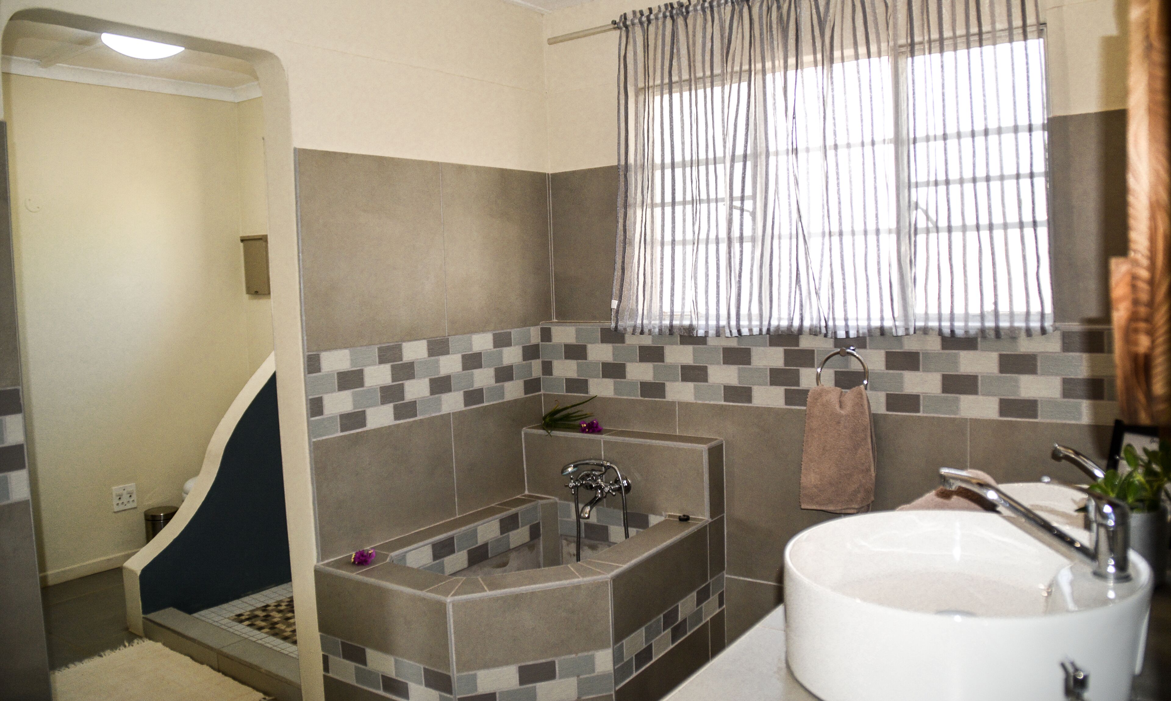 Shower, perlengkapan mandi gratis, pengering rambut, dan handuk