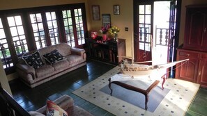 Área de estar no saguão