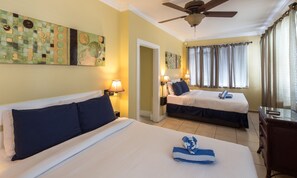 Deluxe Room 2 Queen at Wicker House, 913 Duval Street | Decoración personalizada y muebles diferentes 
