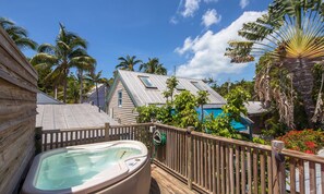 Cottage 2 Queen Beds at Wicker Guesthouse, 913 Duval Street | Tina de hidromasaje al aire libre