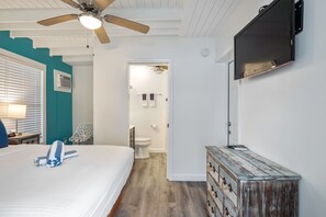 Small Queen Room at Olivia By Duval, 511 Olivia Street | Decoración personalizada y muebles diferentes