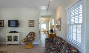 Villa, 1 King Bed with Sofabed, Kitchen at Wicker House, 913 Duval Street | Vardagsrum | Platt-tv
