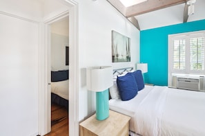 Deluxe Room 2 Queen Beds at Olivia By Duval, 511 Olivia Street | Individuell inredning, unika möbler och strykjärn/strykbräda