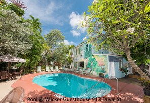 Outdoor pool, pool umbrellas, pool loungers - Wicker Guesthouse (Key West)