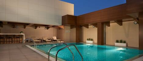 Utendørsbasseng, bassengparasoller og solsenger