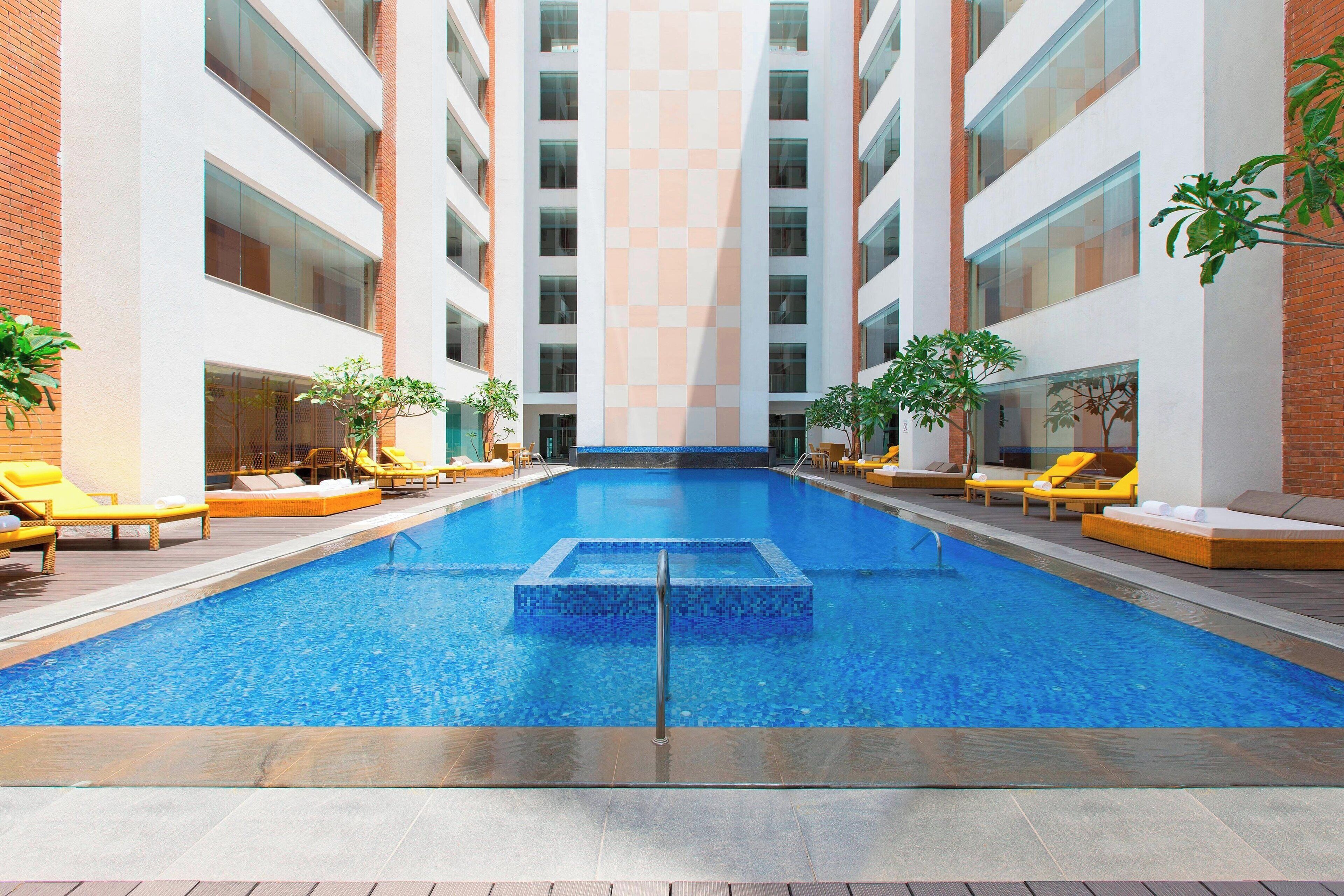 2 piscinas al aire libre, sombrillas, sillones reclinables de piscina