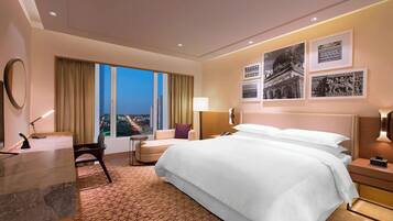 Club Room, 1 King Bed, Non Smoking | 1 bedroom, minibar, in-room safe, individually decorated