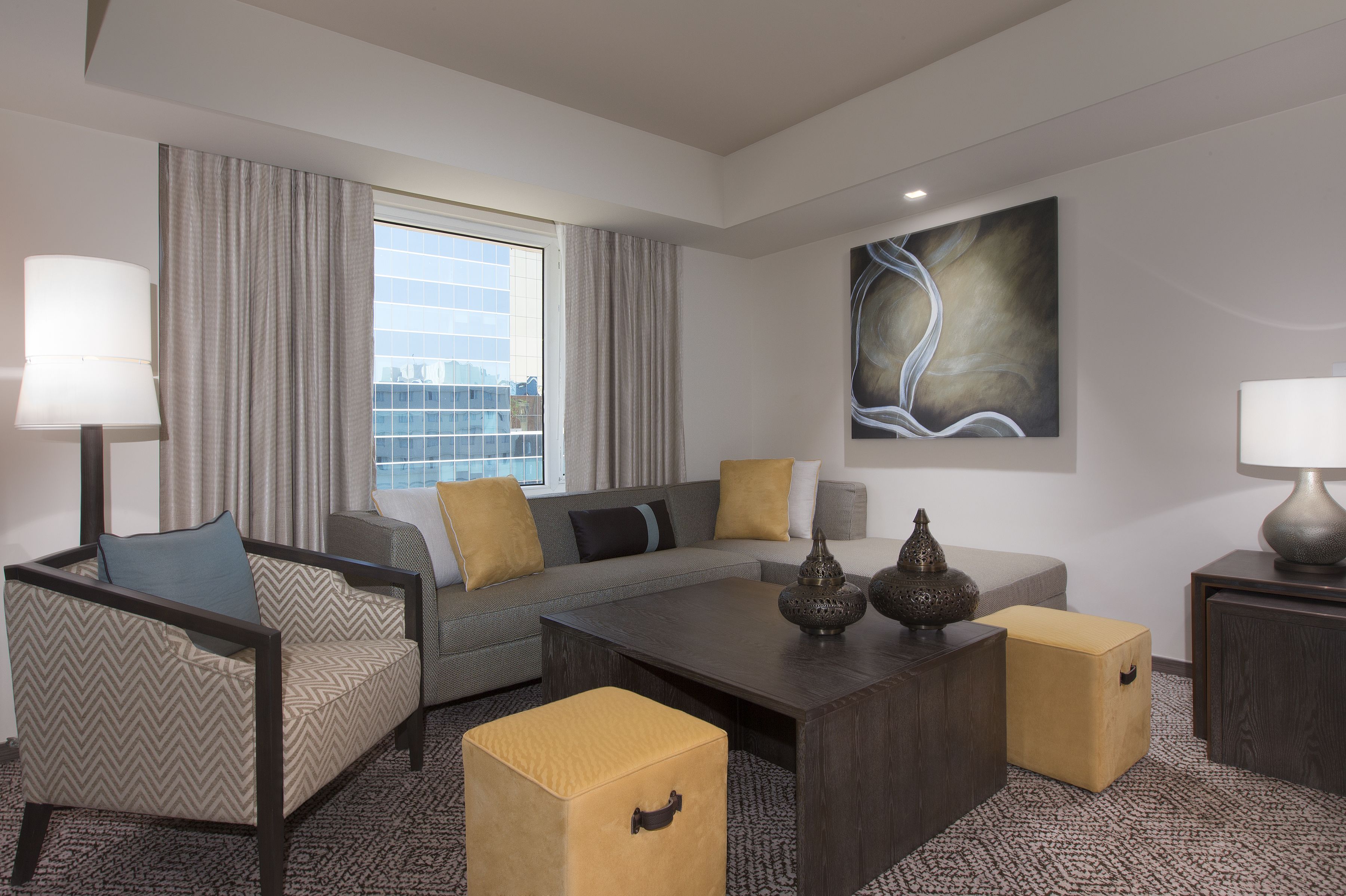 Minibar, caja de seguridad en la habitación y decoración personalizada 