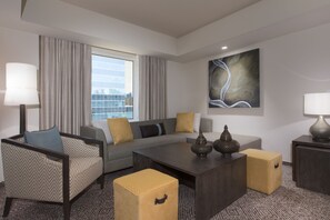 Studio Apartment | Minibar, in-room safe, individually decorated, individually furnished