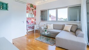 40-inch LCD TV with satellite channels, TV - Madrugada apartments (Stari Grad)