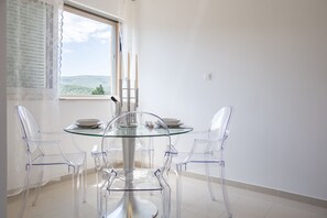Deluxe Apartment, 2 Bedrooms, Balcony, Sea View | In-room dining - Madrugada apartments (Stari Grad)