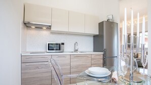 Coffee/tea maker, full-size fridge, microwave, dishwasher - Madrugada apartments (Stari Grad)