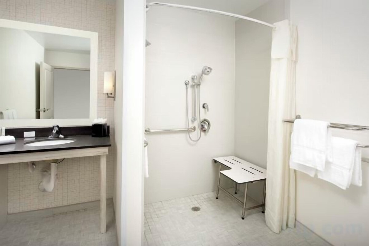 Kamar mandi | Perlengkapan mandi gratis, pengering rambut, jubah mandi, dan handuk