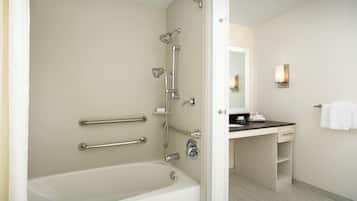 Un baño moderno con bañera, ducha y tocador.