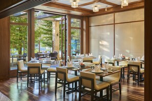 Breakfast, lunch, dinner served; Californian cuisine  - Clement Palo Alto – All-Inclusive Urban Resort (Palo Alto)