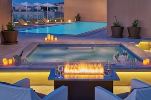 Outdoor pool, open 6:00 AM to 11:00 PM, free cabanas, pool umbrellas - Clement Palo Alto – All-Inclusive Urban Resort (Palo Alto)