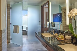 Bañera y ducha independientes, bañera profunda