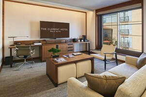 Televisión de pantalla plana de 65 pulgadas con canales por satélite