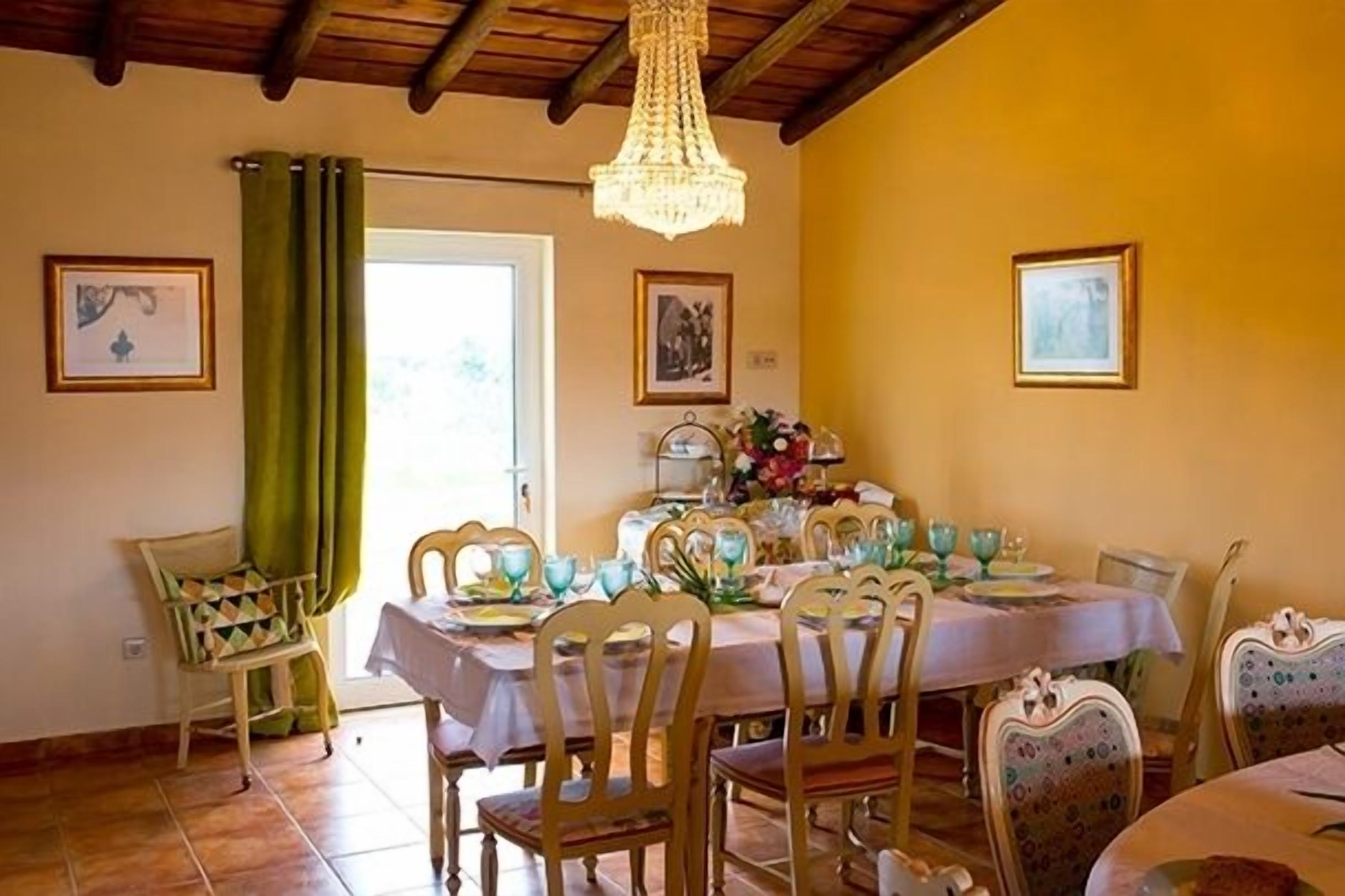 Se sirven desayunos, almuerzos y cenas; cocina regional