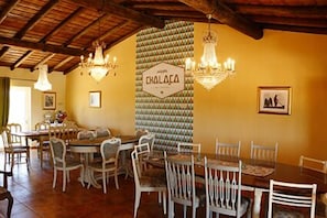 Café da manhã, almoço e jantar; culinária regional