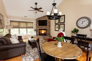 平房, 1 張特大雙人床和 1 張沙發床, 熱水浴缸 | 房內用餐區