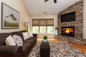 平房, 1 張特大雙人床和 1 張沙發床, 熱水浴缸 | 起居區 | 平面電視、壁爐