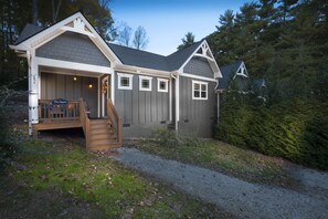 住宿正面 (夜晚)