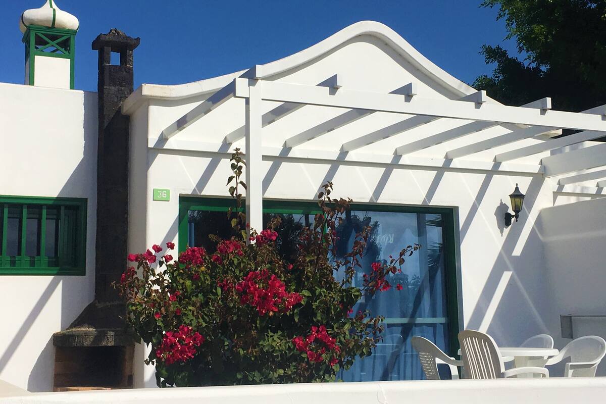 1 habitación, escritorio y espacio para trabajar con laptop