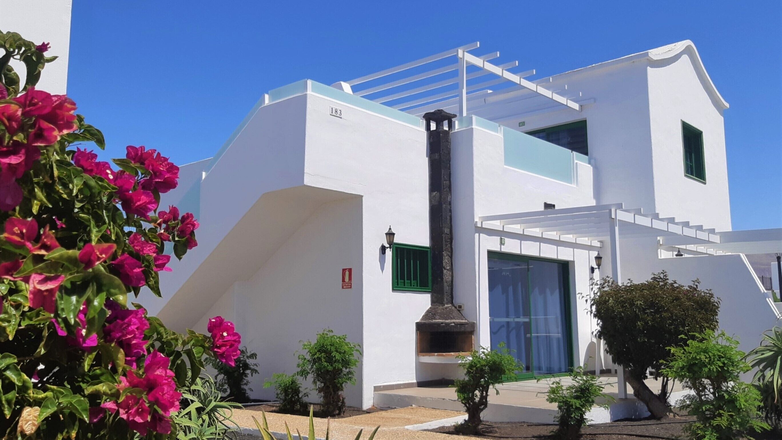 Douche, sèche-cheveux, bidet, serviettes fournies