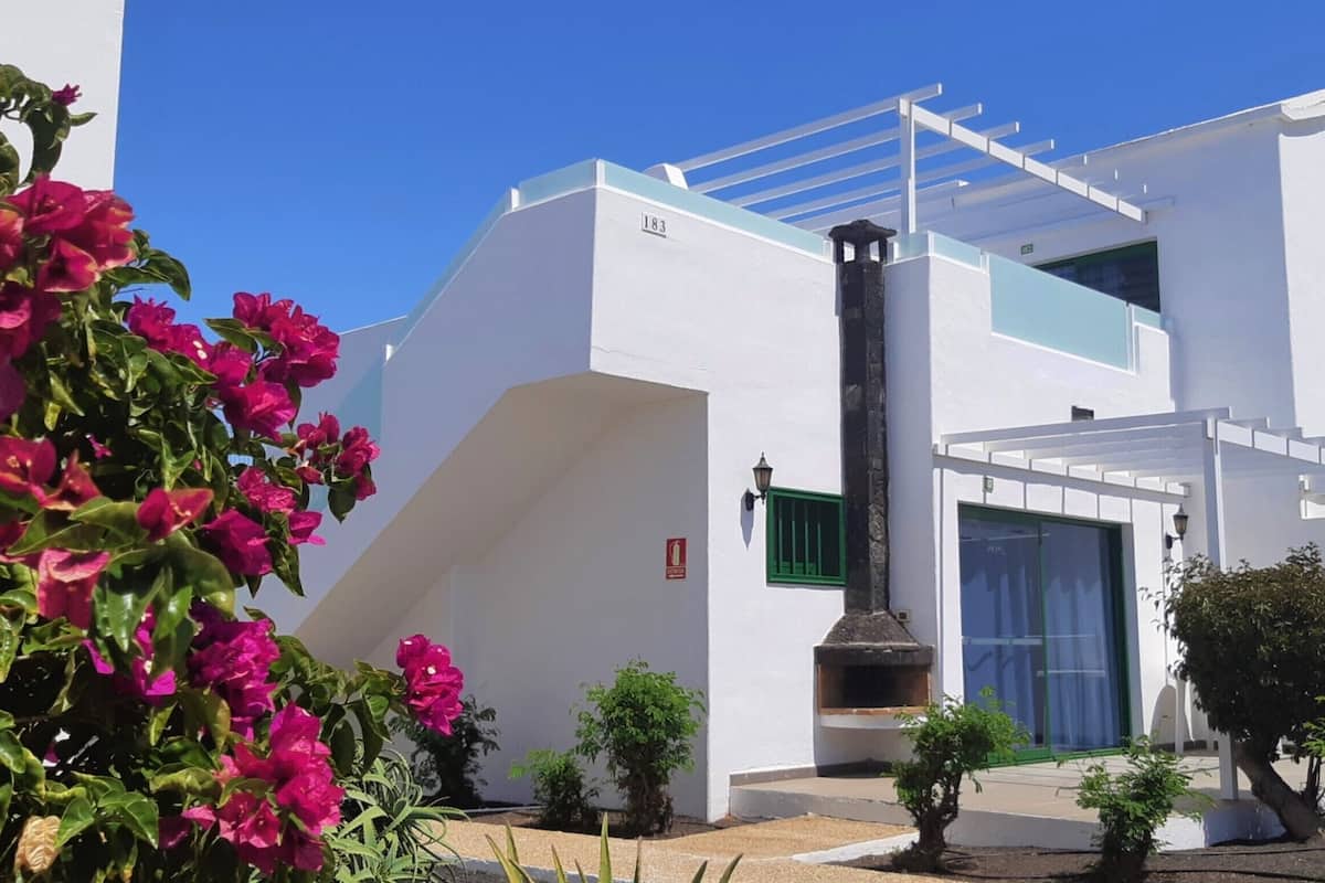 Regadera, secadora de cabello, bidet, toallas