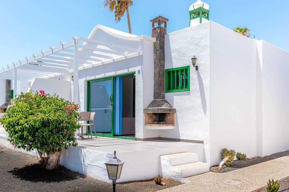 1 habitación, escritorio y espacio para trabajar con laptop