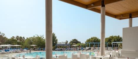 Poolside bar