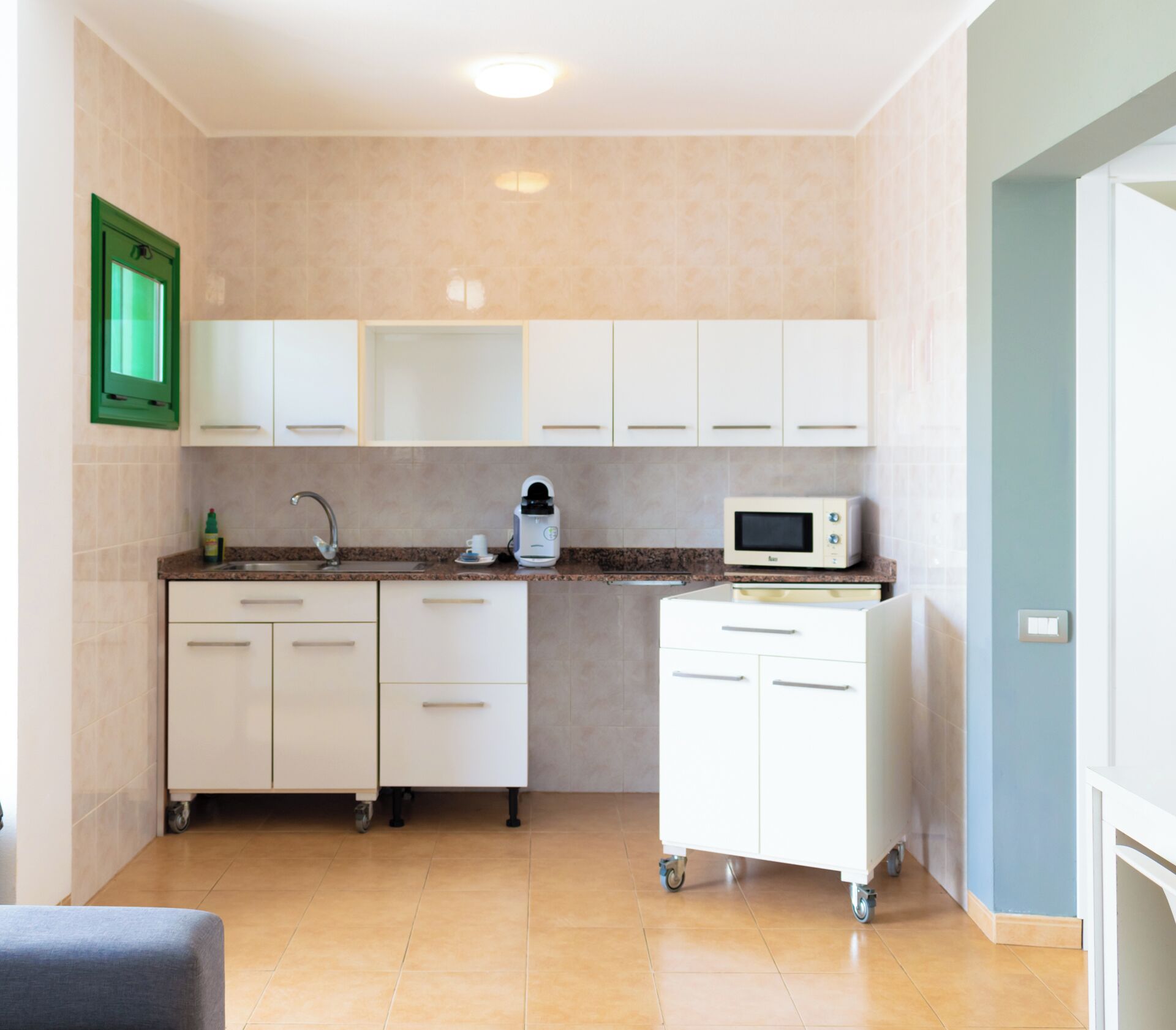 Refrigerador, microondas, cafetera y tetera y tetera eléctrica 