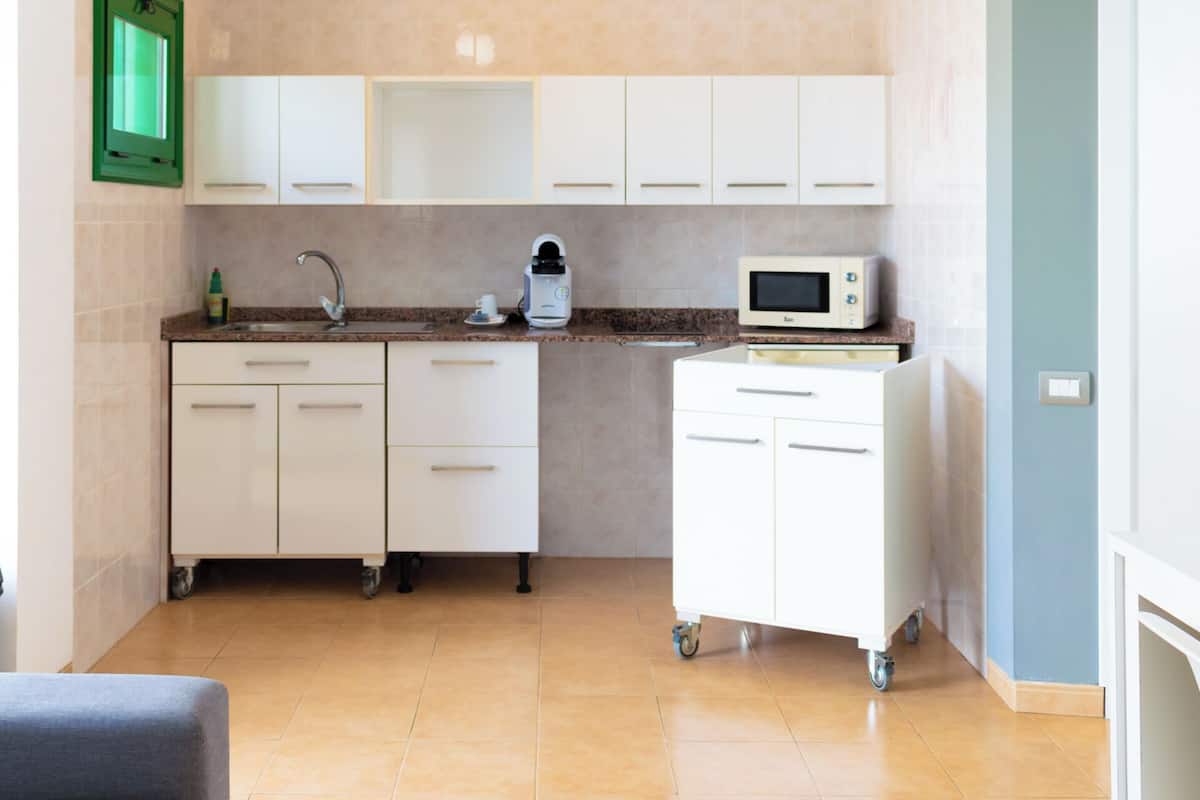 Refrigerador, microondas, cafetera y tetera y tetera eléctrica