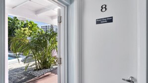 Eine Tür mit einem Schild, auf dem steht: „Bitte Tür leise schließen“ und der Nummer 8.