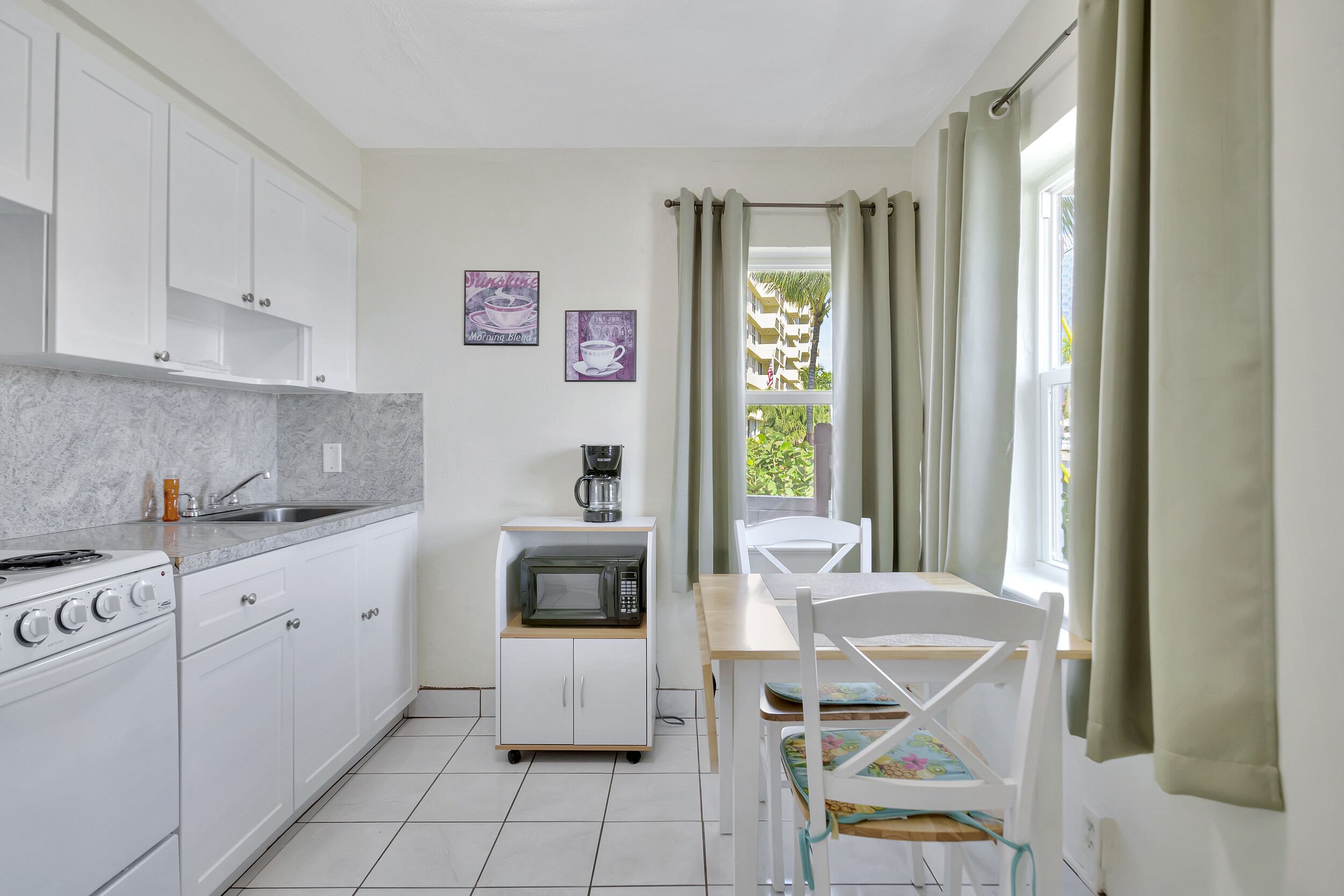 Microondas, cafetera/tetera, freezer