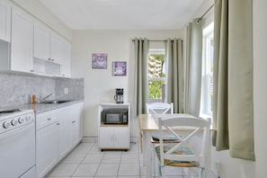 Estudio, 1 cama de matrimonio grande | Cocina privada | Microondas, cafetera o tetera y congelador