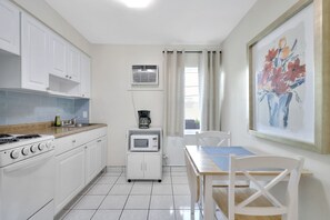 Private kitchen - Seahorse Guesthouse (Pompano Beach)