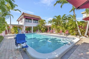 Outdoor pool, pool loungers