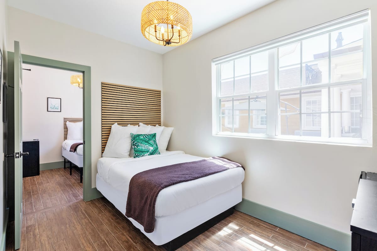 Habitación básica doble de uso individual | 1 dormitorio, edredones de plumas, caja fuerte y wifi gratis