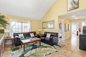 Stuga - 4 sovrum | Vardagsrum | Platt-tv