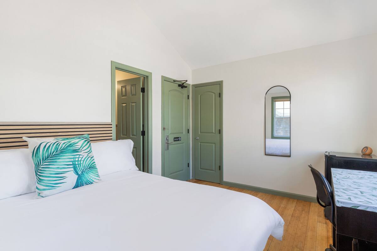 Habitación de diseño, 1 cama de matrimonio grande, balcón | 1 dormitorio, edredones de plumas, caja fuerte y wifi gratis