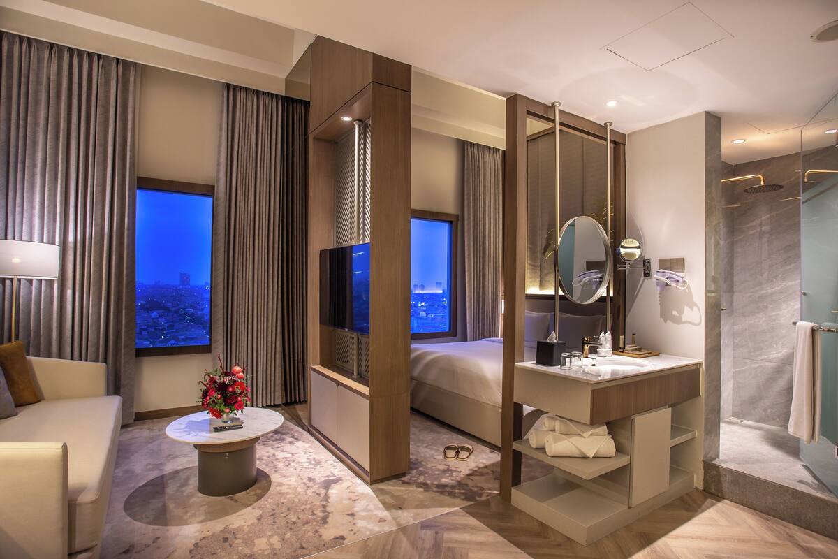 junior suite, 1 double bed | 1 bedroom, minibar, in-room safe, desk