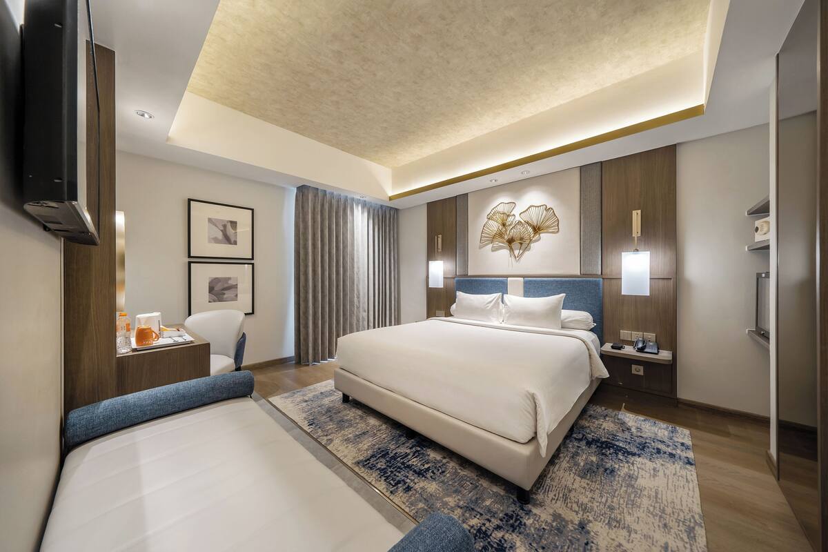 premium room | 1 bedroom, minibar, in-room safe, desk