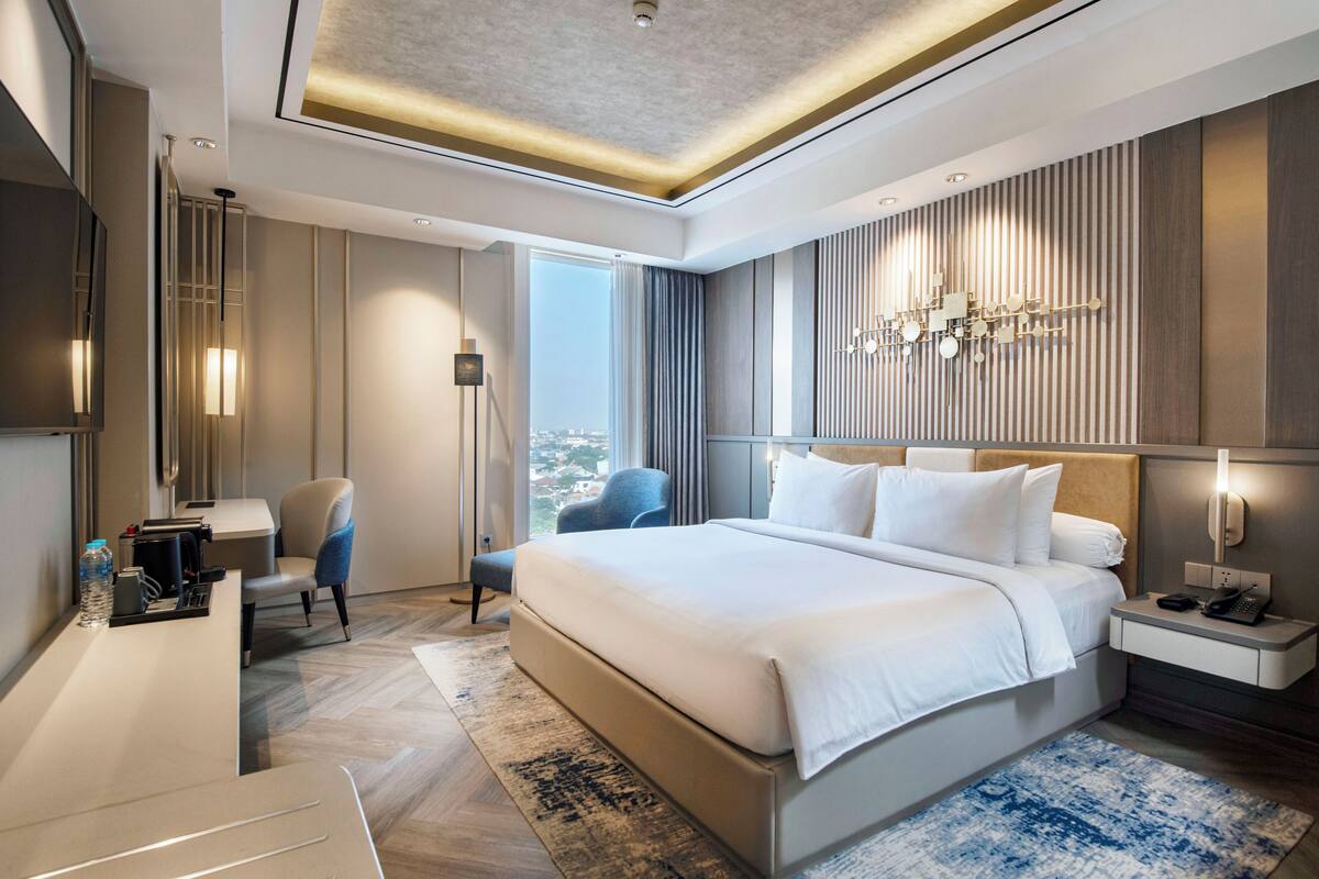 Executive Room, 1 Double or 2 Twin Beds | 1 bedroom, minibar, in-room safe, desk