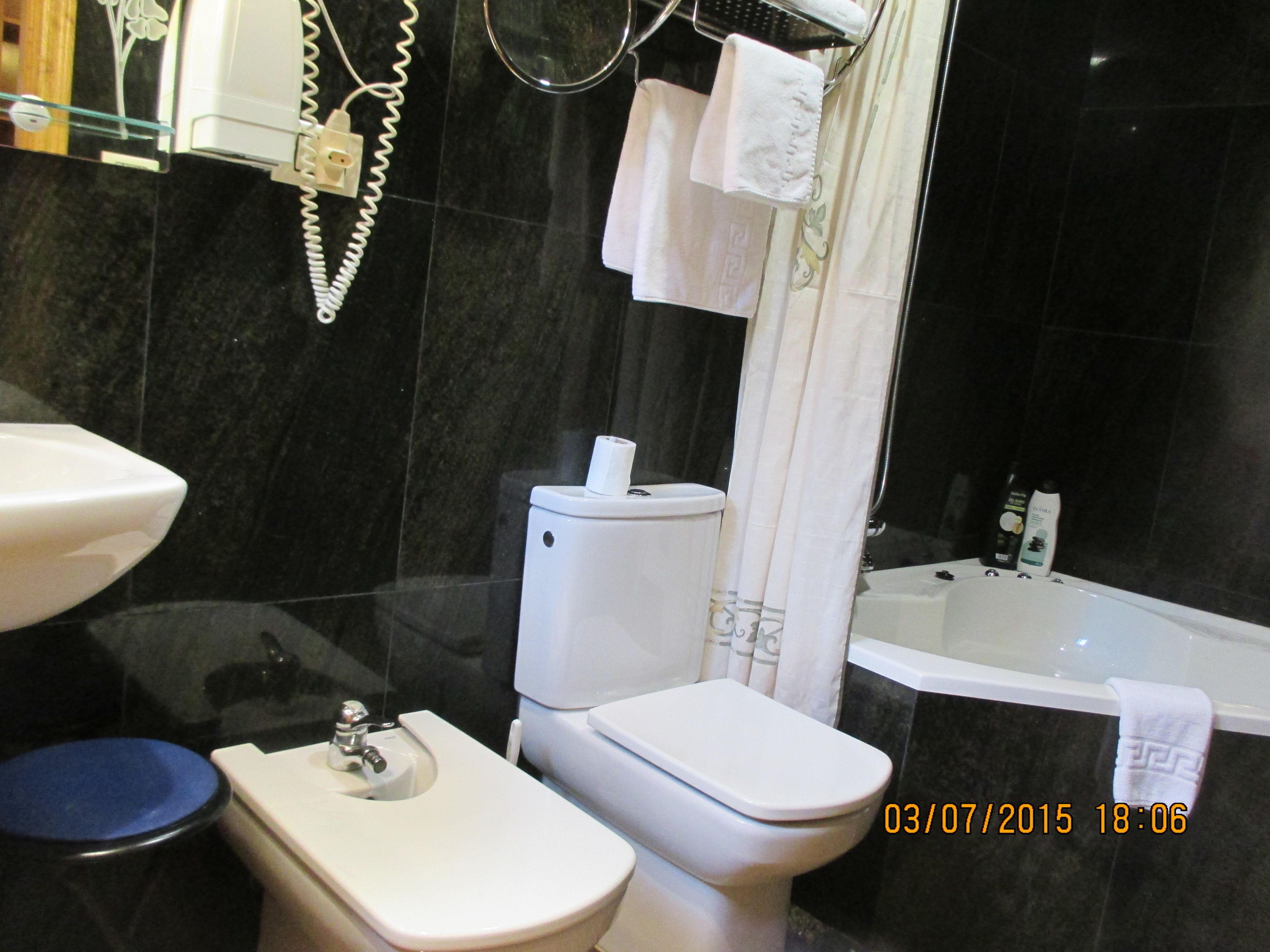 standard double room, 1 double bed | bathroom | free toiletries, hair dryer, towels