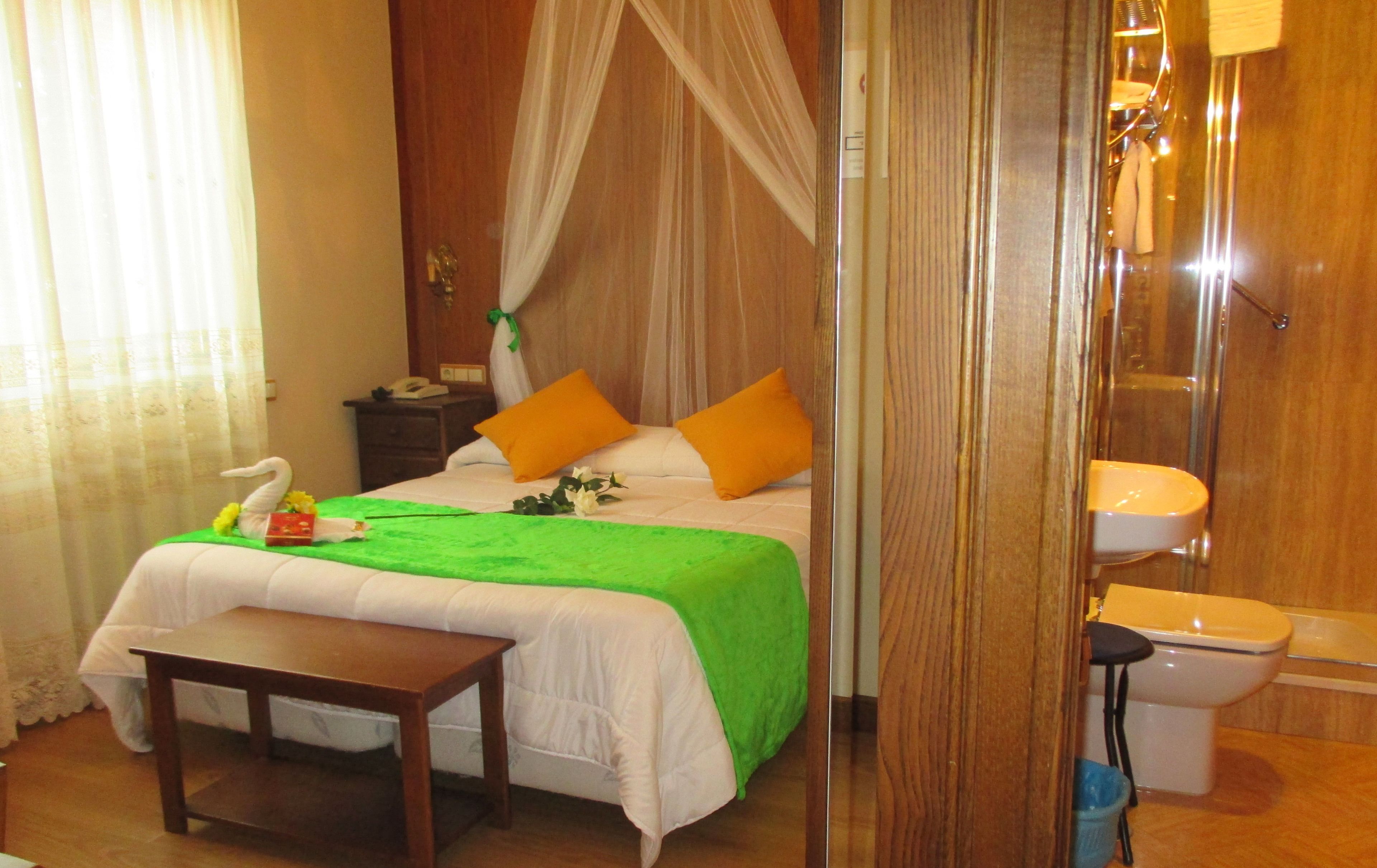 standard double room, 1 double bed | minibar, in-room safe, desk, blackout curtains