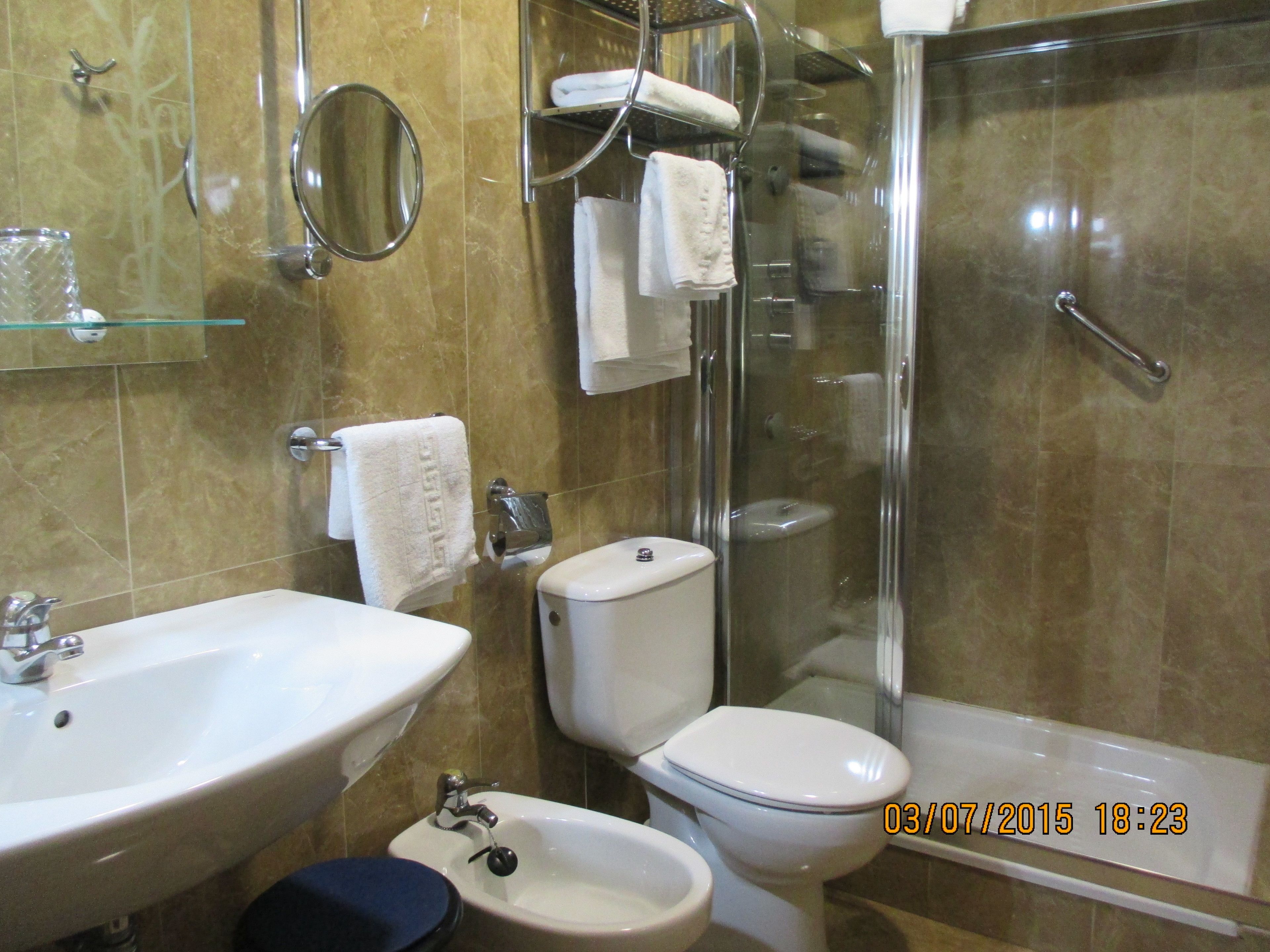 standard twin room, 2 single beds | bathroom | free toiletries, hair dryer, towels