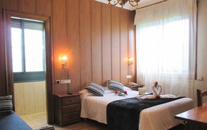 Habitación doble estándar, 1 cama matrimonial | Minibar, caja de seguridad en la habitación y escritorio