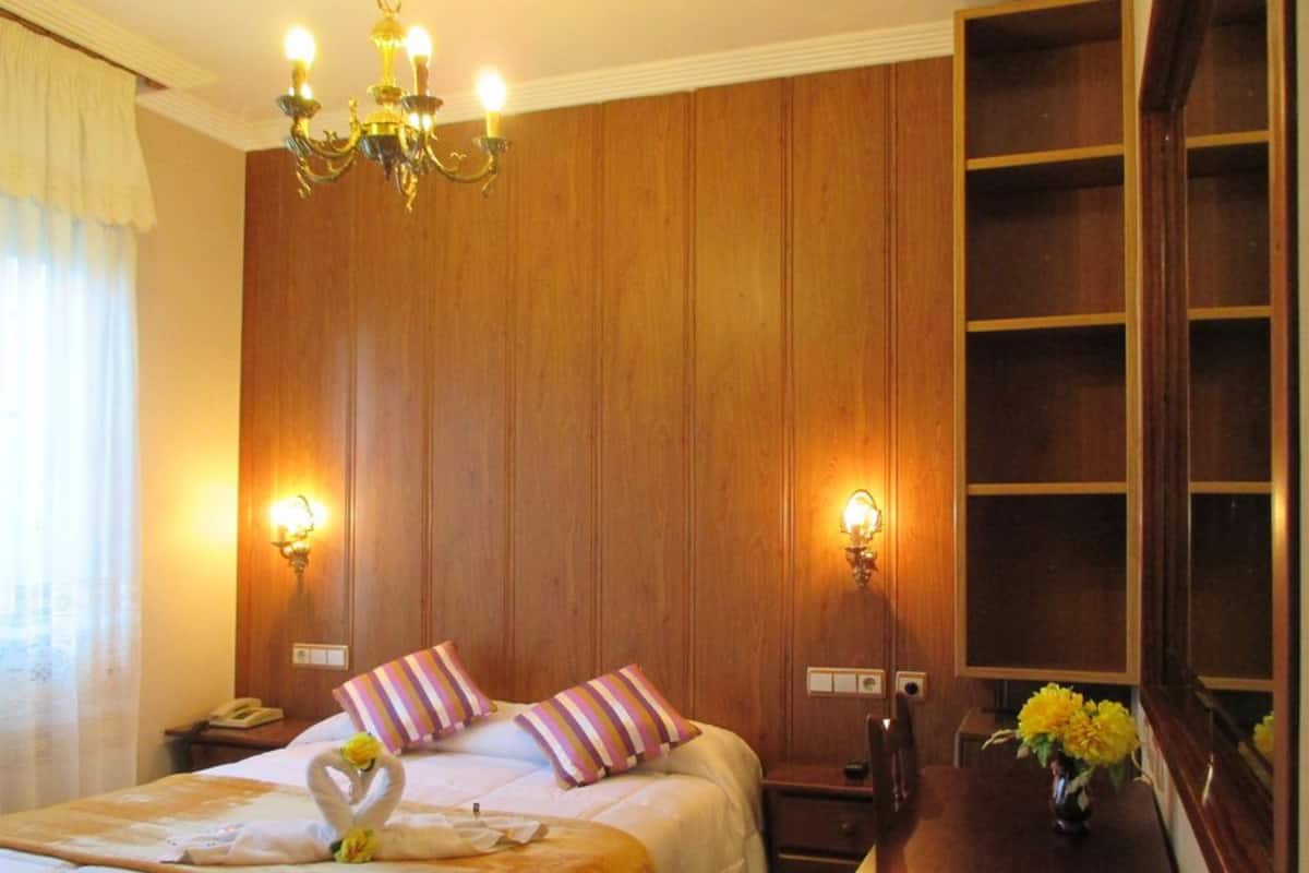 Basic-Doppelzimmer | Minibar, Zimmersafe, Schreibtisch, Verdunkelungsvorhänge